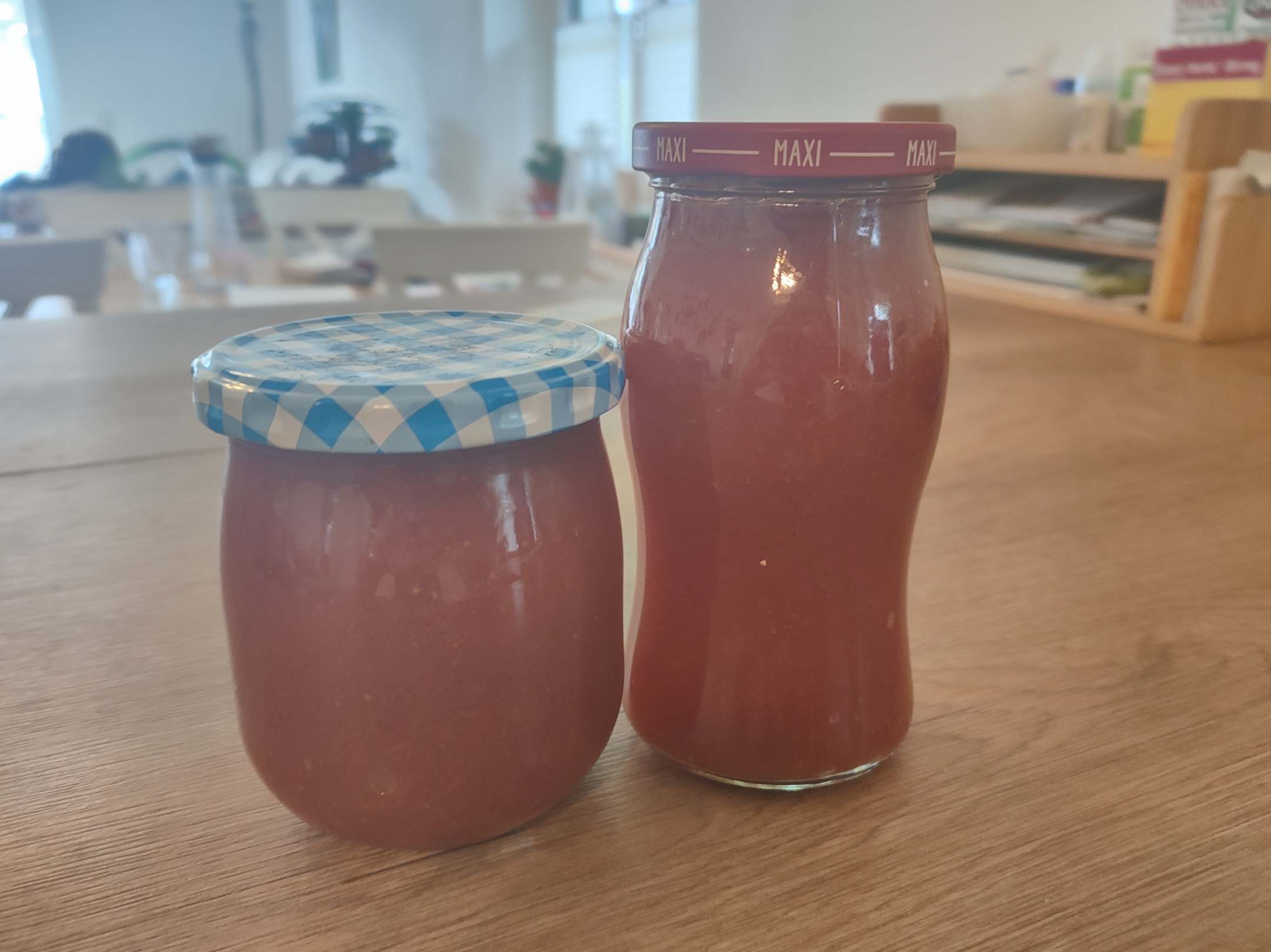 Bild von zwei Einmachgläsern mit Marmelade.