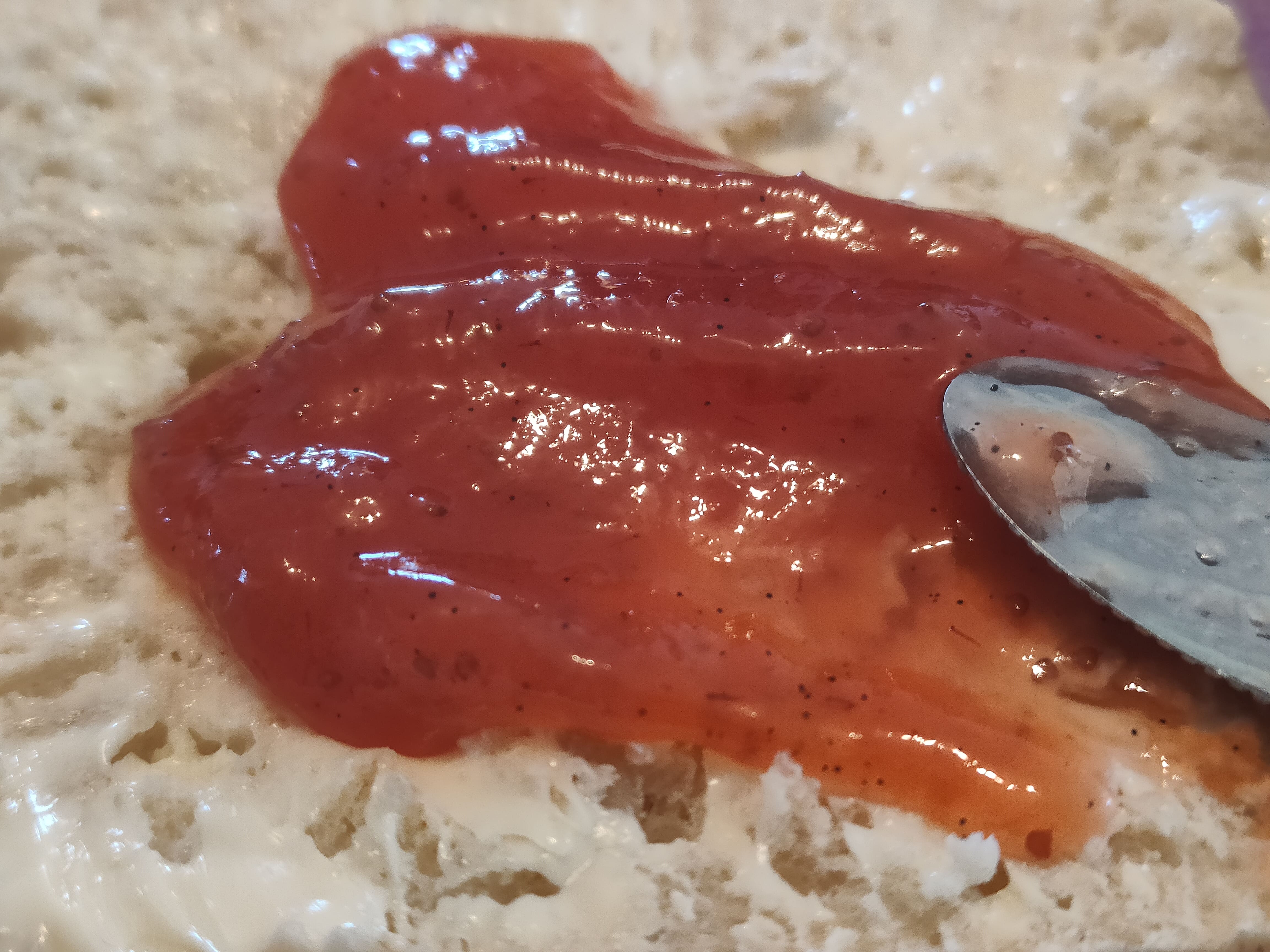 Leckere Jans Beschte Erdbeermarmelade auf Brötchen